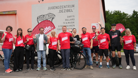 Gemeinsamer Halt beim Jugendzentrum Dezibel, wo die Tour de Chance ins Gespräch kam.