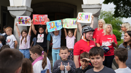 Kein Kind soll arm Sein! Mit kreativen Botschaften forderten die Kinder der Volksschule Plenklberg in Steyr gleiche Chancen für alle Kinder und ein Ende von Kinderarmut.