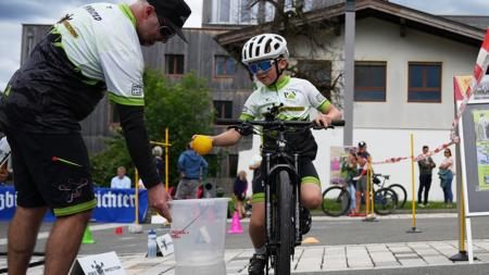 Kind absolviert einen Geschicklichkeitsbewerb beim Kids-Parcours beim Charity-Bergzeitfahren in Bruck an der Großglocknerstraße.