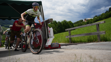 Junge Mountainbiker*innen starten beim Charity-Bergzeitfahren in Salzburg.