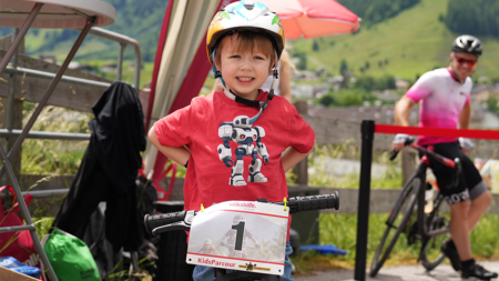 Kind mit der Startnummer 1 beim Kidsparcours im Rahmen des Charity-Bergzeitfahrens in Bruck an der Großglocknerstraße.