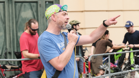 Florian Klein von der Kidical Mass begrüßt die Teilnehmer*innen am Platz der Menschenrechte.