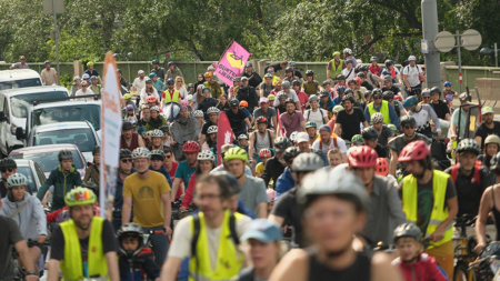 Große Gruppe von Radfahrer*innen bei der Kidical Mass in Wien.