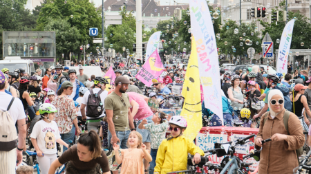 Teilnehmer*innen der Kidical Mass versammeln sich am Platz der Menschenrechte in Wien.