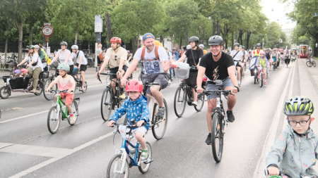 Hunderte Kinder, Familien und Unterstützer*innen fahren bei der Kidical Mass auf der Ringstraße in Wien.