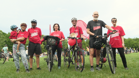 Teilnehmer*innen der Volkshilfe und Tour de Chance 2026 beim Abschluss der Kidical Mass auf der Zirkuswiese im Wiener Prater.