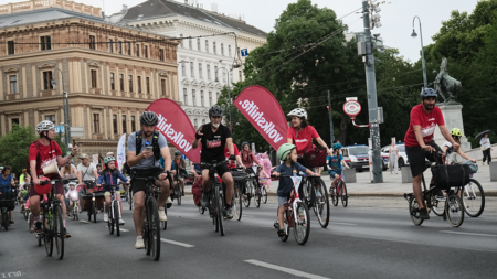 Teilnehmer*innen der Volkshilfe radeln bei der Kidical Mass im Rahmen der Tour de Chance 2026 durch Wien.