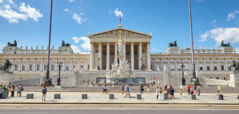 Österreichisches Parlament in Wien unter blauem Himmel