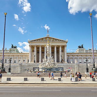 Österreichisches Parlament in Wien unter blauem Himmel