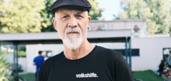 Erich Fenninger, Direktor der Volkshilfe Österreich, mit schwarzer Schirmmütze und Volkshilfe-T-Shirt im Freien.