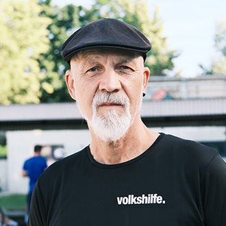 Erich Fenninger, Direktor der Volkshilfe Österreich, mit schwarzer Schirmmütze und Volkshilfe-T-Shirt im Freien.