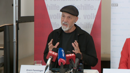Erich Fenninger spricht bei der Pressekonferenz zur Sozialhilfe vor mehreren Mikrofonen.
