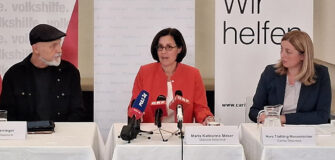 Erich Fenninger, Maria Katharina Moser und Nora Tödtling-Musenbichler sitzen bei einer Pressekonferenz zur Sozialhilfe an drei Tischen.
