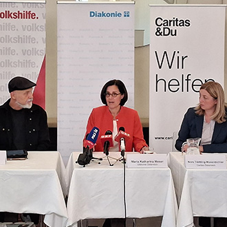 Erich Fenninger, Maria Katharina Moser und Nora Tödtling-Musenbichler sitzen bei einer Pressekonferenz zur Sozialhilfe an drei Tischen.