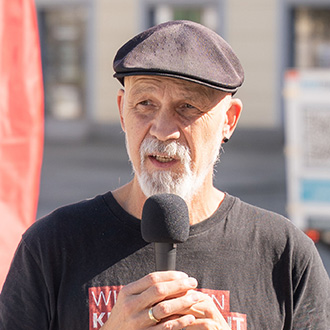 Erich Fenninger spricht bei einer Kundgebung für die Sozialhilfe in Linz im Oktober 2026 ins Mikrofon.