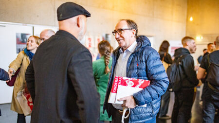 Volkshilfe-Direktor Erich Fenninger im Gespräch mit Sozialminister Johannes Rauch beim Volkshilfe-Symposium 2023.