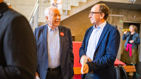 Volkshilfe-Wien-Präsident Michael Häupl im Gespräch mit Sozialminister Johannes Rauch beim Volkshilfe-Symposium 2023.
