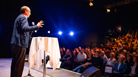 Sozialminister Johannes Rauch bei seiner Rede beim Volkshilfe-Symposium 2023 im Theater am Werk in Wien.
