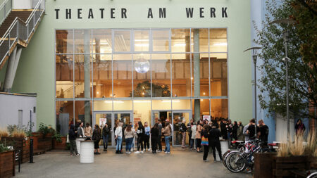 Besucher*innen vor dem Theater am Werk beim Volkshilfe-Symposium 2023 in Wien.