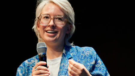Anja Kerle bei ihrer Keynote beim Volkshilfe-Symposium 2023.