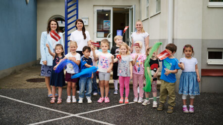Kindergartenkinder mit Volkshilfe-Fahnen bei der Tour de Chance 2025 im Burgenland.