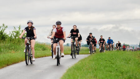 Teilnehmer*innen radeln bei der Tour de Chance 2025 durch das Burgenland.