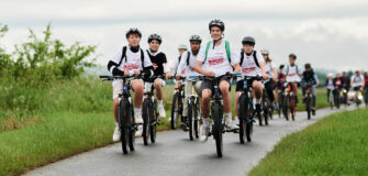Schüler*innen unterwegs bei der Tour de Chance 2025 im Burgenland. Gemeinsam radeln sie für gleiche Chancen und gegen Kinderarmut.