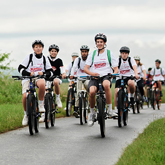 Schüler*innen unterwegs bei der Tour de Chance 2025 im Burgenland. Gemeinsam radeln sie für gleiche Chancen und gegen Kinderarmut.