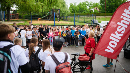 Viele Schüler*innen bei einer Station der Tour de Chance 2025 im Burgenland.