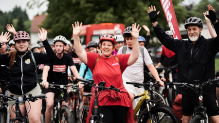 Verena Dunst und Erich Fenninger mit Teilnehmer*innen der Tour de Chance 2025 im Burgenland.
