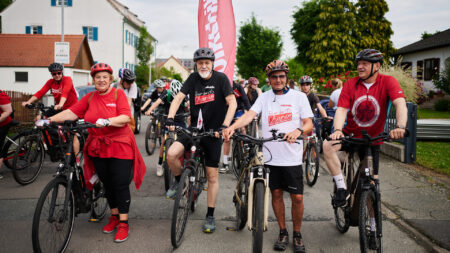 Verena Dunst und Erich Fenninger mit weiteren Radfahrer*innen bei der Tour de Chance 2025.