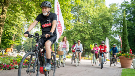 Erich Fenninger fährt bei der Tour de Chance 2025 in Spittal an der Drau mit dem Fahrrad los.
