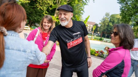 Erich Fenninger begrüßt Teilnehmer*innen beim Start der Tour de Chance 2025 in Spittal an der Drau.