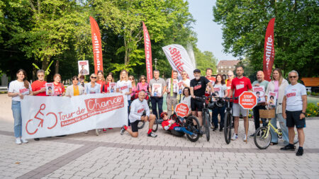 Teilnehmer*innen der Tour de Chance 2025 beim Start in Spittal an der Drau.