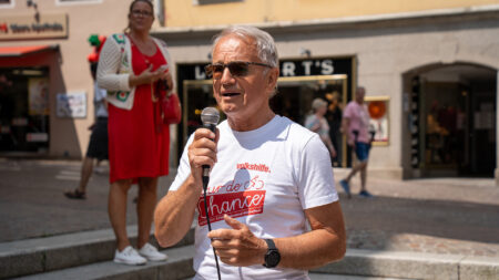 Volkshilfe-Kärnten-Präsident Ewald Wiedenbauer spricht beim Abschluss der Tour de Chance 2025 in Villach.
