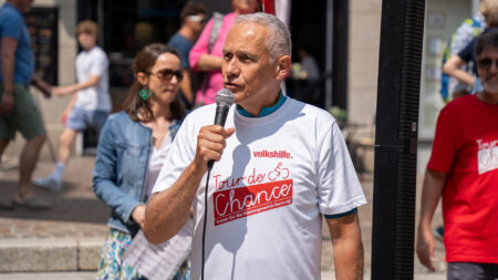 Volkshilfe-Kärnten-Geschäftsführer Jürgen Pfeiler spricht beim Abschluss der Tour de Chance 2025 in Villach.