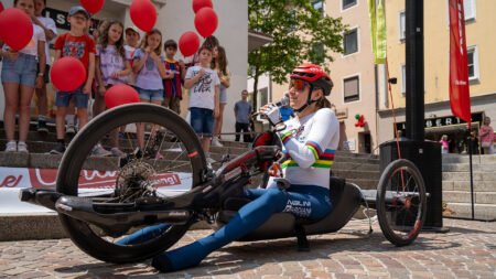 Svetlana Moshkovich mit ihrem Handbike und Mikrofon beim Tour-de-Chance-Abschluss in Villach.
