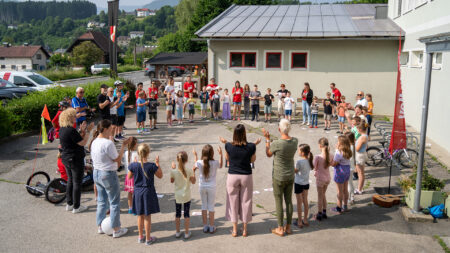 Schüler*innen und Erwachsene bei einer Aktion der Tour de Chance 2025 an der Volksschule Paternion.