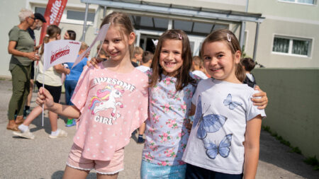 Drei Schülerinnen der Volksschule Paternion bei der Tour de Chance 2025.