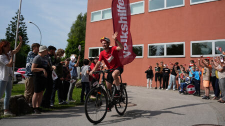 Radfahrer startet unter Applaus bei der Tour de Chance 2025 in Amstetten.