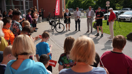 Begrüßung der Tour de Chance 2025 vor Schüler*innen der SonnenSchule in Amstetten.