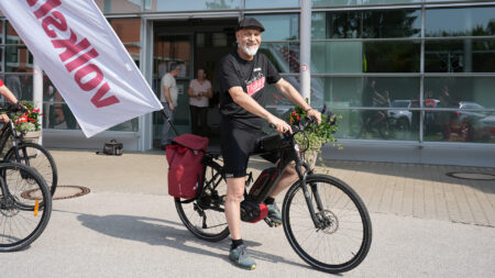 Volkshilfe-Direktor Erich Fenninger startet mit dem Fahrrad bei der Tour de Chance 2025 in Amstetten.