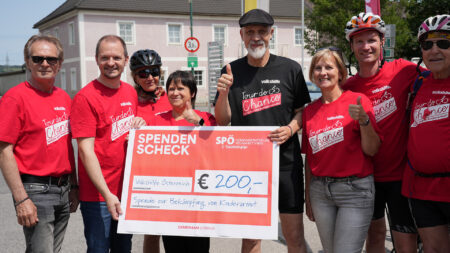 Übergabe eines Spendenschecks an das Tour-de-Chance-Team in Neumarkt an der Ybbs.