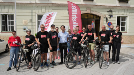 Tour-de-Chance-Team mit Bürgermeister David Pöcksteiner und Unterstützer*innen in Scheibbs.