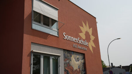 Gebäude der SonnenSchule ASO Amstetten, Startpunkt der Niederösterreich-Etappe der Tour de Chance 2025.
