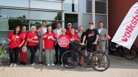 Tour-de-Chance-Team und Unterstützer*innen vor der SonnenSchule Amstetten.