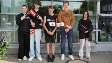 Jugendliche der SonnenSchule Amstetten mit Volkshilfe-Fahnen bei der Tour de Chance 2025.