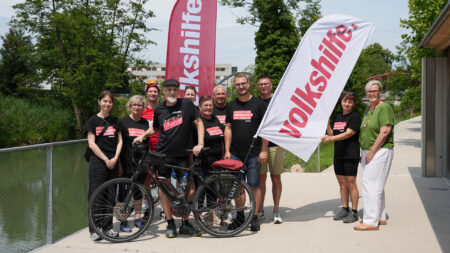 Tour-de-Chance-Team und Unterstützer*innen beim Zwischenstopp in Wieselburg.