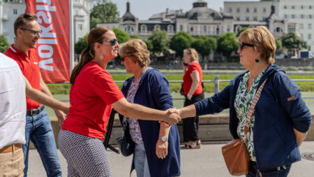 Begrüßung bei der Tour de Chance 2025 am Hanuschplatz in Salzburg.