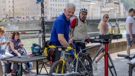 Kostenloses Fahrrad-Service bei der Tour de Chance 2025 am Hanuschplatz in Salzburg.